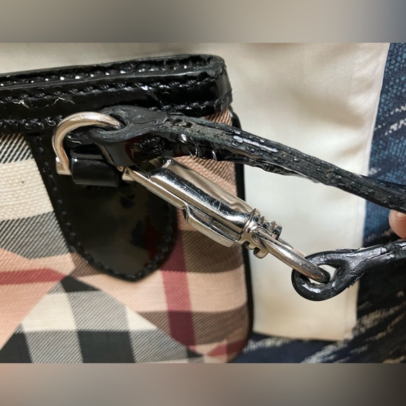 $ firm Burberry Wristlet Large - Picture 11 of 16